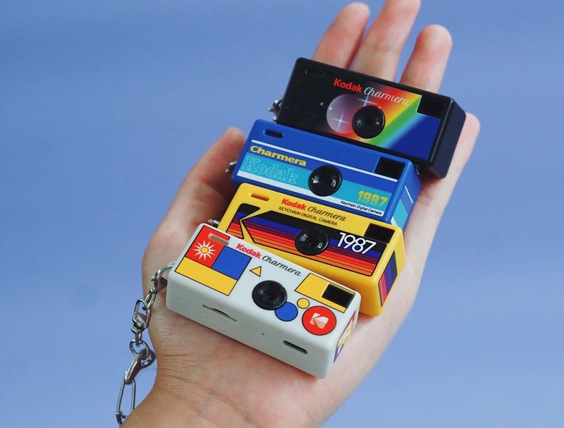 レトロ風トイカメラ「Kodak Charmera」が30ドルで登場、ブラインド仕様